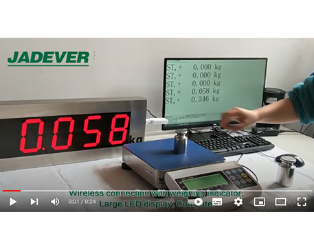 La bilancia jadever si collega contemporaneamente al display remoto e al PC